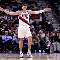 不虚对面双塔！克林根半场7投4中得13分9板 前场篮板有7个