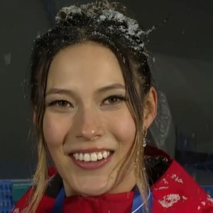 不再希望理解？谷爱凌夺金后疏忽了地上的红旗，但没忘记披上国旗|冬奥会|金牌|米兰冬奥会|米兰|意大利_新浪体育_新浪新闻