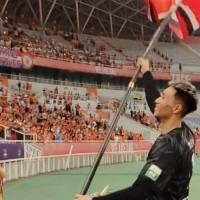 首发打满全场助泰山赢球，于金永赛后挥舞旗帜与球迷互动