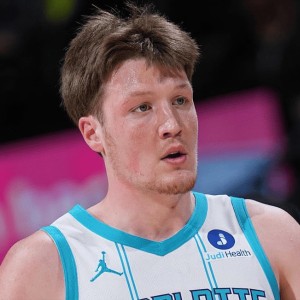 30分+32分+33分！联盟第3！克神刷爆NBA纪录，最佳新秀又有悬念了